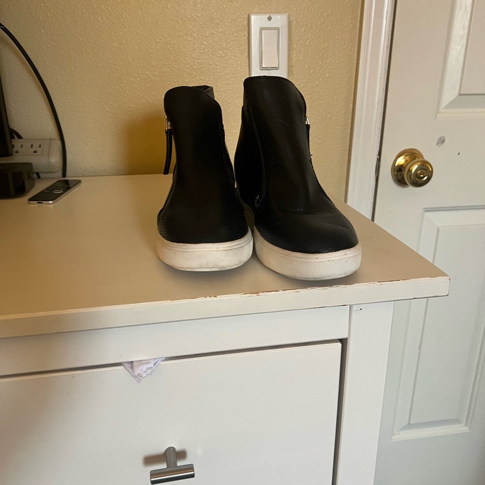 Black and white in the edge Lane Bryant sneakers used but very good condition.